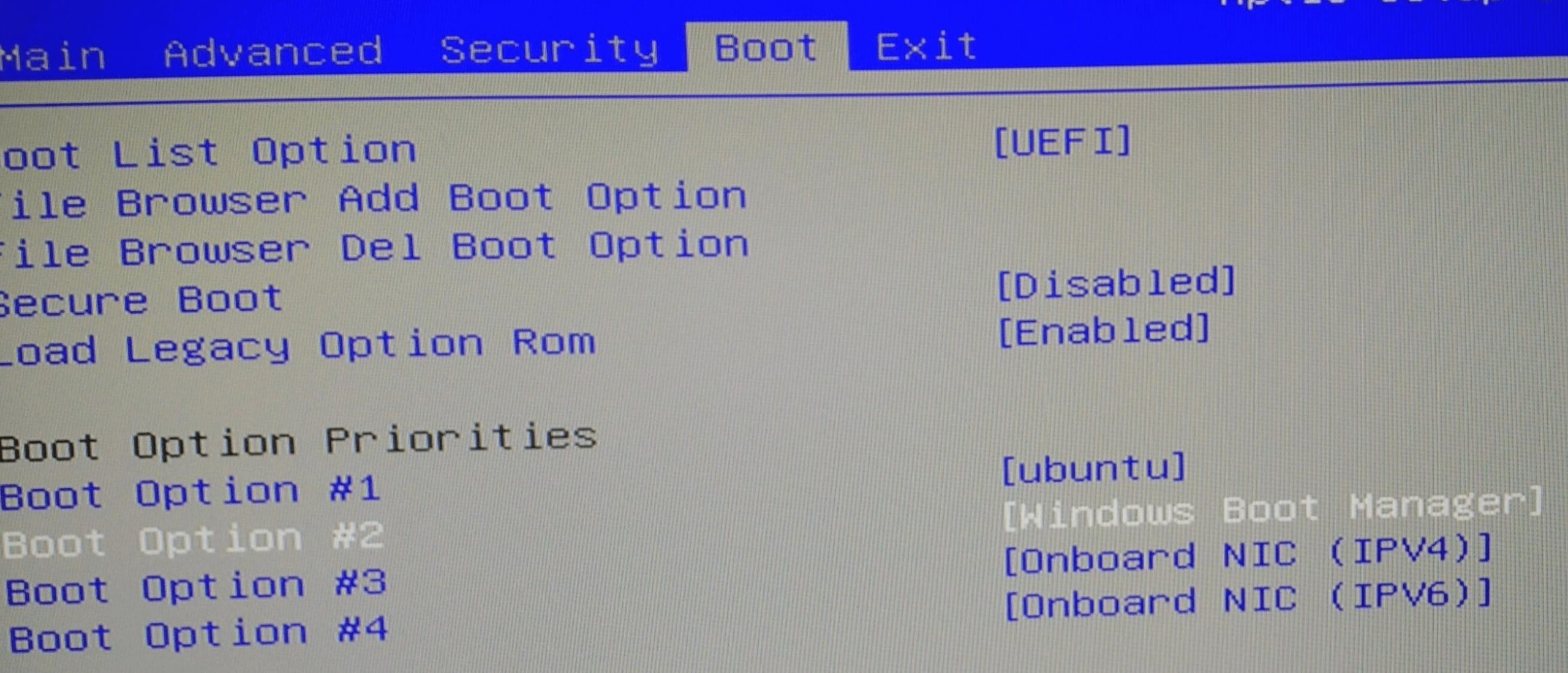 L'interface de configuration du BIOS de l'ordinateur affiche les options de démarrage, l'UEFI étant mis en évidence. 'Secure Boot&#039 ; est activé, et 'Load Legacy Option Rom&#039 ; est désactivé. Les priorités de démarrage sont listées : 1. Ubuntu, 2. Windows Boot Manager, ce qui permet aux environnements sécurisés de récupérer efficacement les images supprimées.